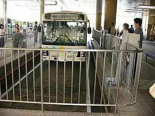 スクールバス昇降の写真